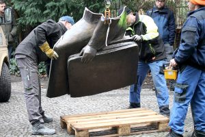 Beim Umzug der Kollwitz-Plastik aus der Fasenstrasse zum Schloss Charlottenburg © Käthe-Kollwitz-Museum Berlin