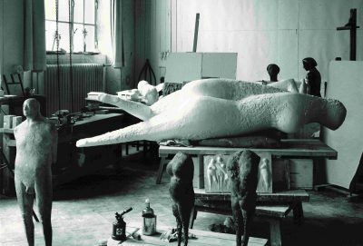 Hamburger Atelier von Gustav Seitz: Gips der Großen Flensburger Venus sowie Männlicher und Kleiner weiblicher Torso, Schauspieler und Reliefs, 1964. Foto: Eberhard Troeger © Gustav Seitz Stiftung